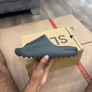 ID5103 adidas YEEZY Slide Dark Onyx (Men's)